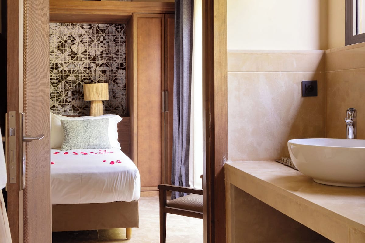 Una cassaforte in camera, tende oscuranti, insonorizzazione