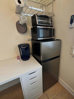 Coffee/tea maker, fridge, microwave, cookware/dishes/utensils - Easy Beach Getaway – Free Parking – Bonita Studio (Bonita Springs)