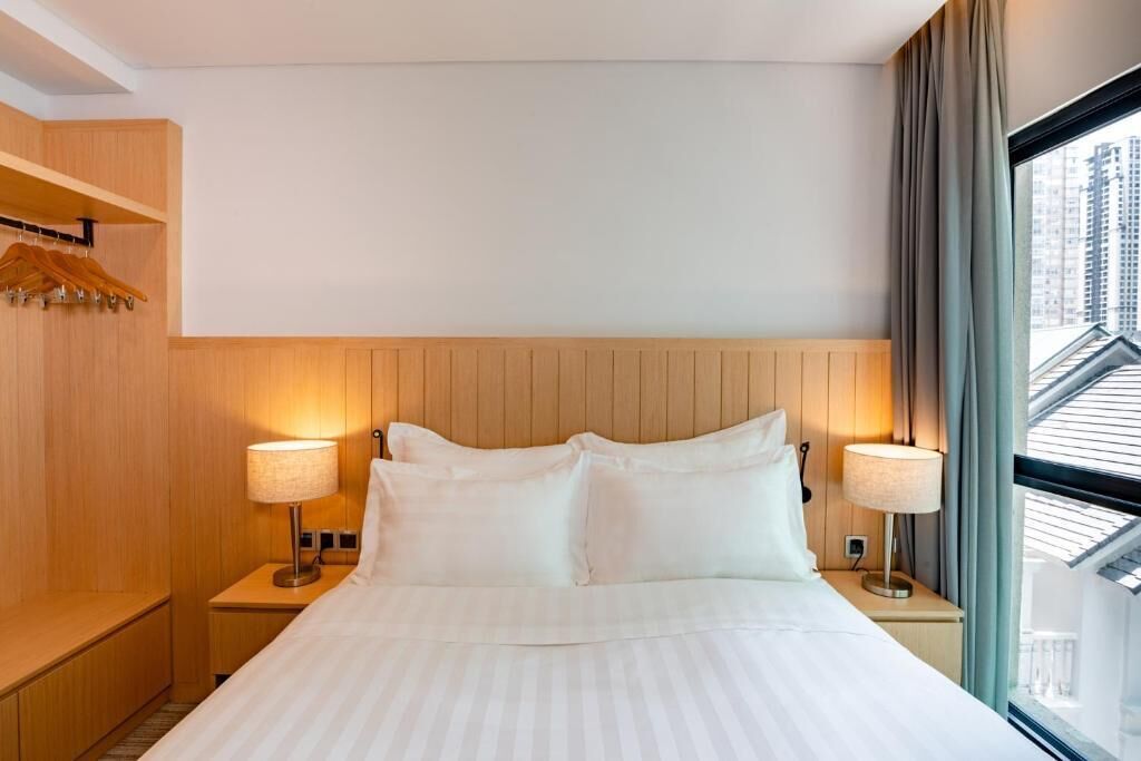 デスク、ノートパソコン用作業スペース、防音設備、アイロン / アイロン台