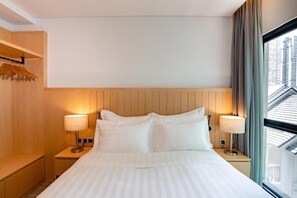 デスク、ノートパソコン用作業スペース、防音設備、アイロン / アイロン台