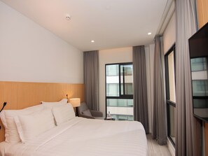 Deluxe Studio, City View | Egyptian cotton sheets, premium bedding, Select Comfort beds, desk