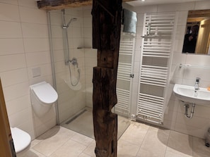 Douche, serviettes fournies, papier toilette