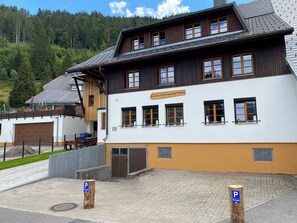 A historic wooden building with multiple windows and a sign indicating it is a private property. - Large vacation home for up to 10 people. 2 bathrooms. Feldberg (Sankt Blasien)
