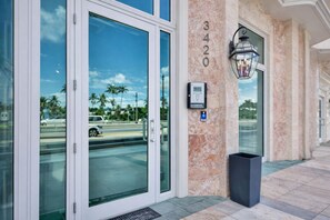 Exterior - Sea Breeze Retreat Miami Beach Studio (Miami Beach)