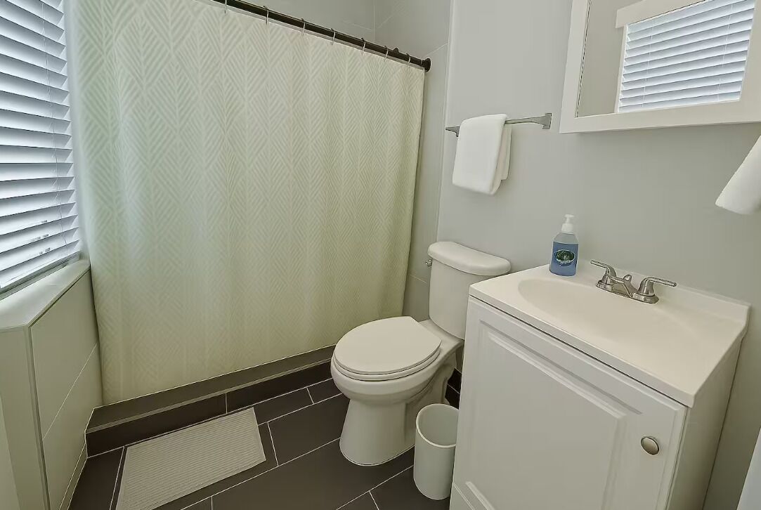 Estudio, vista a la playa | Baño