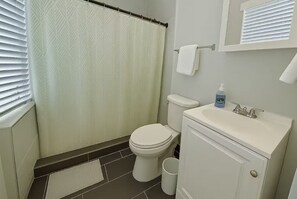 Estudio, vista a la playa | Baño