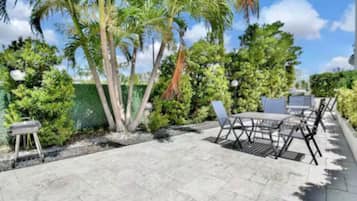 Estudio, vista a la playa | Restaurante al aire libre