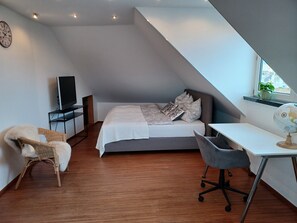 Schreibtisch, Bügeleisen/Bügelbrett, kostenloses WLAN, Bettwäsche