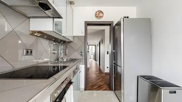 Kühlschrank, Mikrowelle, Ofen, Herdplatte