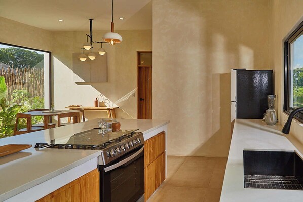 Een koelkast, een koffiezetapparaat/waterkoker