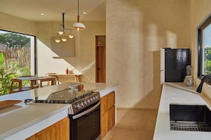 Refrigerador y cafetera y tetera