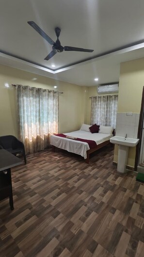 Desk, laptop workspace, free WiFi - Kanaklata lodge and residents  (Guwahati)