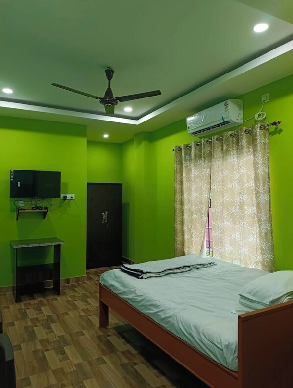 Desk, laptop workspace, free WiFi