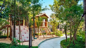 A playground with climbing structures and a slide, surrounded by trees and a paved path. - AP Estilo Resort SPA in downtown São Paulo, 24th floor, across from Brás metro station, for up to 5 people. (São Paulo)