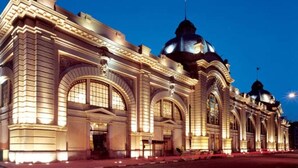 A grand building with arched windows and a large dome, illuminated at night. - AP Estilo Resort SPA in downtown São Paulo, 24th floor, across from Brás metro station, for up to 5 people. (São Paulo)