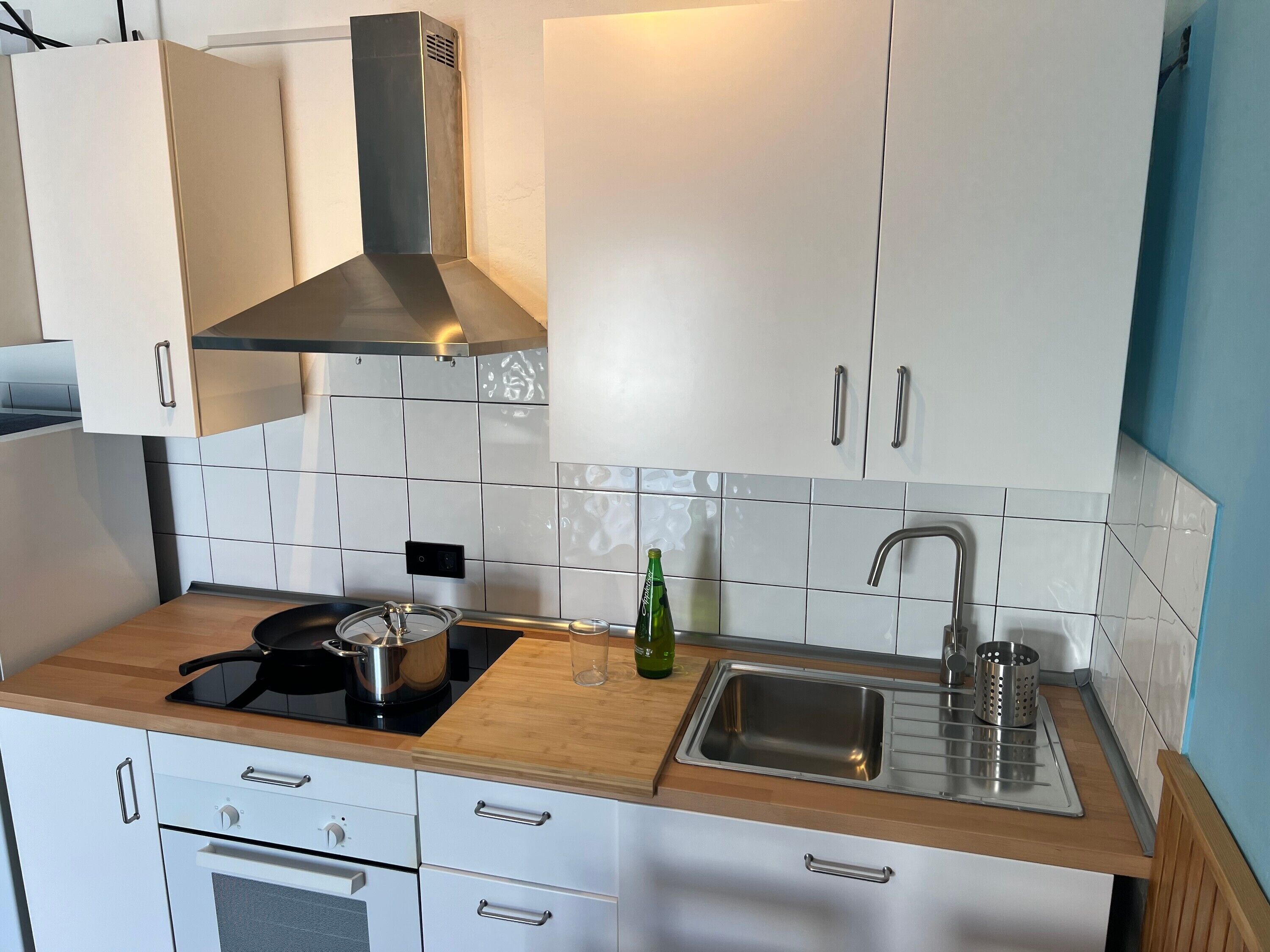 Frigorífico, microondas, horno y placa de cocina