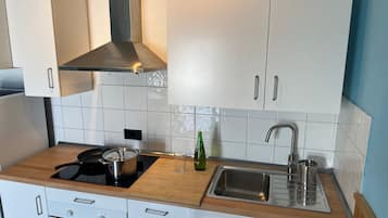 Frigorífico, microondas, horno y placa de cocina