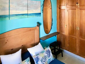 Tabla de planchar con plancha, wifi, ropa de cama