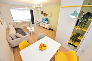 TV - Yellow - Two Bedrooms with King Size Beds - Kitchen - Bath (București)