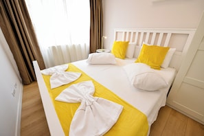Iron/ironing board, Internet, bed sheets - Yellow - Two Bedrooms with King Size Beds - Kitchen - Bath (București)