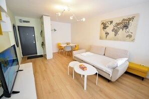 TV - Yellow - Two Bedrooms with King Size Beds - Kitchen - Bath (București)