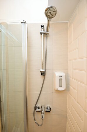 Shower, hair dryer, towels, soap - Yellow - Two Bedrooms with King Size Beds - Kitchen - Bath (București)
