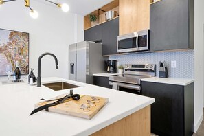 Refrigerador, microondas, horno y parrilla de estufa 