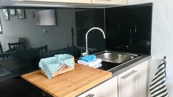 Een koelkast, een microgolfoven, een oven, een kookplaat