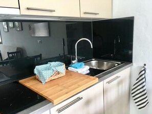 Een koelkast, een microgolfoven, een oven, een kookplaat