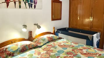 Iron/ironing board, WiFi, bed sheets