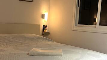 Een strijkplank/strijkijzer, wifi, beddengoed