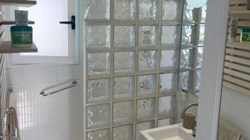 Dusche, Haartrockner, Handtücher