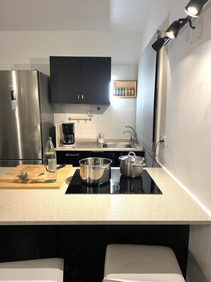 冰箱、微波炉、烤箱、炉灶