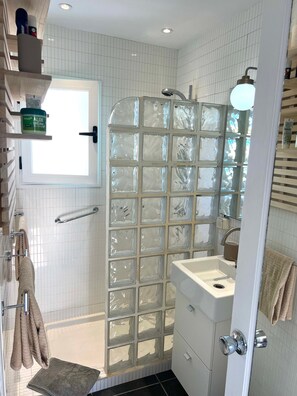 Ducha, secador de pelo, toallas