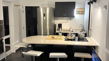 Een koelkast, een magnetron, een oven, een kookplaat