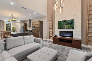 Smart TV - Last Minute Disney Getaway! Private Terrace & Comfortable Bedrooms. Book Now! #159485 (Orlando)