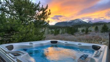 Tina de hidromasaje al aire libre