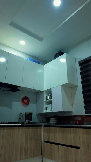 Private kitchen - 4-bedroom building in awesome Lagos with AC and fitness room (Lagos)