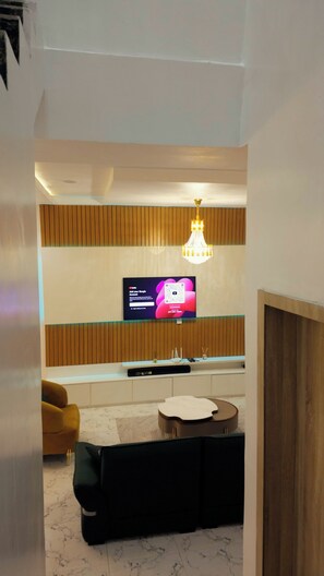 Interior - 4-bedroom building in awesome Lagos with AC and fitness room (Lagos)