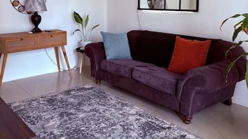 Een smart-tv en boeken