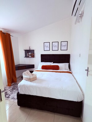 1 Schlafzimmer, Zimmersafe, Schreibtisch, Bügeleisen/Bügelbrett