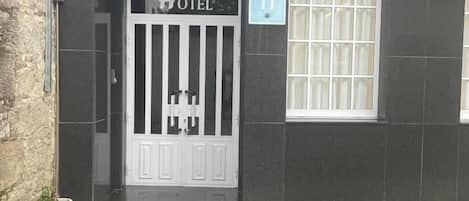 Façana frontal de l'allotjament