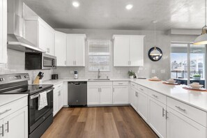 Fridge, microwave, oven, stovetop - Last Minute Disney Getaway! Luxury Villa with Private Pool, Game Room & Themed Bedrooms. Book Now! #160675 (Orlando)