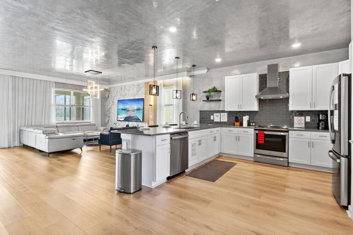 Réfrigérateur, four à micro-ondes, un four, surface de cuisson