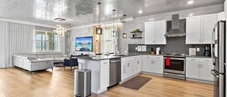 Réfrigérateur, four à micro-ondes, un four, surface de cuisson