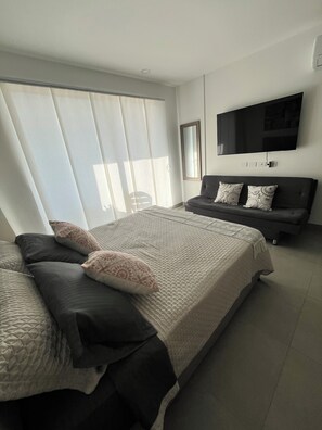 1 bedroom, WiFi, bed sheets, wheelchair access - Cozy 1-bedroom apartment in charming Urb Don Jaca with AC (Urb Don Jaca)