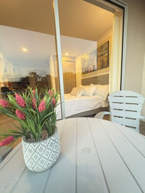 1 bedroom, WiFi, bed sheets, wheelchair access - Cozy 1-bedroom apartment in charming Urb Don Jaca with AC (Urb Don Jaca)