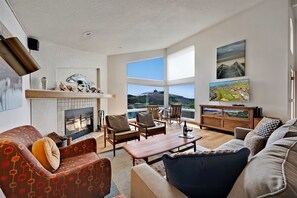 Living area - Hummingbird Hideout! Golf Course View, Dog Friendly, Hot Tub, Walk to the Beach! (Bodega Bay)