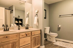 Bathroom - The Loft at Oak & Iron- Golf, Escape Rooms & Bikes (Fergus Falls)