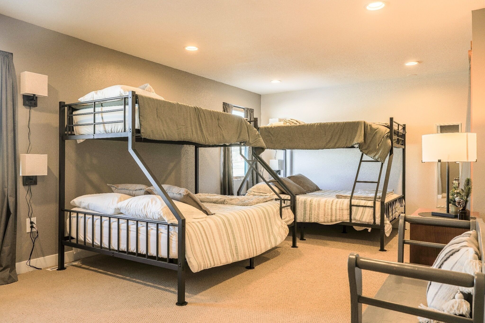 6 bedrooms, iron/ironing board, WiFi, bed sheets